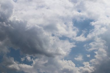 Kümülüs ve sirrus bulutlarıyla açık mavi gökyüzü. Güneşli bir hava. Neşeli bir ruh hali. Yüksek basınç. Temiz hava ekolojisi. Gaz halindeki bir su. Yağmur ve dolu kaynağı. Hava tahminleri.