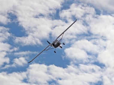 Yaslo, Polonya - 1 Temmuz 2018: yağmurlu bulutlar arasında gökyüzünde bir ışık spor turboprop uçak uçar. Açılış zor hava koşullarında. Meteoroloji ve Havacılık için hava tahmini. 