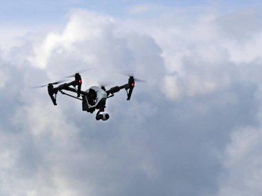 Yaslo, Polonya - 1 Temmuz 2018: bir dron ile DJI indeks işlem X çift yağmurlu bulutlar arasında video kamera ile uçuş. Uçak için zor hava koşulları. Yeni teknolojiler ve rekabet Robotik ve kullanımı.