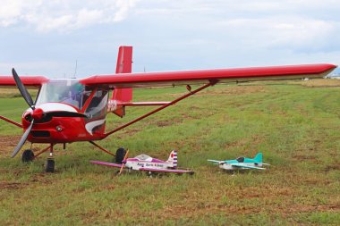 Yaslo, Polonya - 1 Temmuz 2018: zor hava koşulları uçak için. Yeni teknolojiler ve rekabet Robotik ve kullanımı. Akrobasi göster