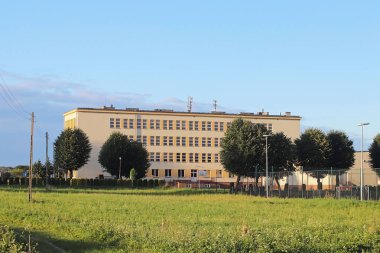 Gorlice, Polonya - 12 Temmuz 2018: Modern okul. Spor salonu ve arka bahçesinde. Okul etkinlikleri ve spor aktiviteleri yeri. Okul eğitim. Sağlıklı bir yaşam tarzı. İnşaat eğitim kurumları.