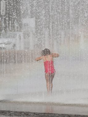 Yalnız bir kız, bir yaz şehir Çeşme serinletici su sıçramalarına arasında ağlıyor. Çocuk gökkuşağının yaz tatilinde ışınlarının kaygısız oyunda. Tasarım iyileştirme yaşayanların kitle