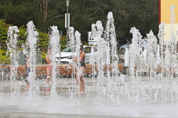 Barn Leka Bekymmerslöst Bland Uppfriskande Stänk Sommar Stad Fontänen Bad — Stockfoto