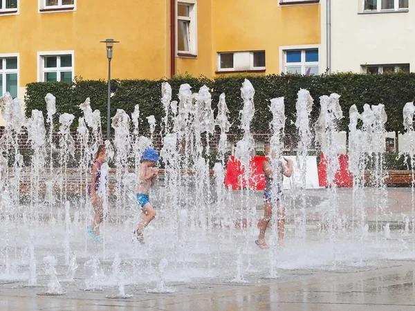 Gyerekek Játszanak Gondtalan Között Nyári Városi Kút Frissítő Fröccsenő Fürdés — Stock Fotó