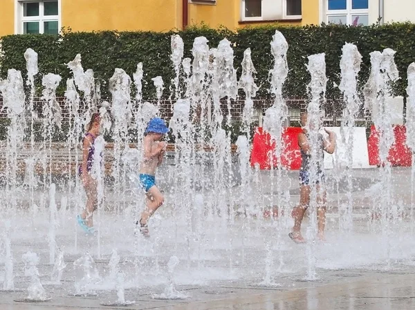 Gyerekek Játszanak Gondtalan Között Nyári Városi Kút Frissítő Fröccsenő Fürdés — Stock Fotó
