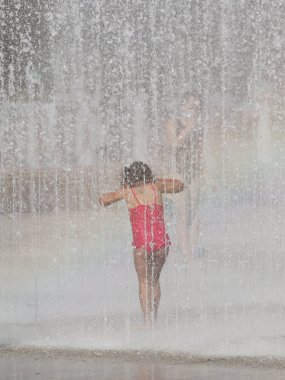 Yalnız bir kız, bir yaz şehir Çeşme serinletici su sıçramalarına arasında ağlıyor. Çocuk gökkuşağının yaz tatilinde ışınlarının kaygısız oyunda. Tasarım iyileştirme yaşayanların kitle