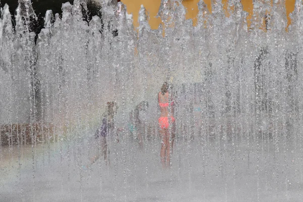 Unter Den Erfrischenden Spritzern Des Sommerlichen Stadtbrunnens Rennen Kinder Das — Stockfoto