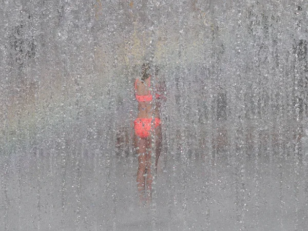 Uma Menina Solitária Está Chorando Entre Respingos Refrescantes Uma Fonte — Fotografia de Stock