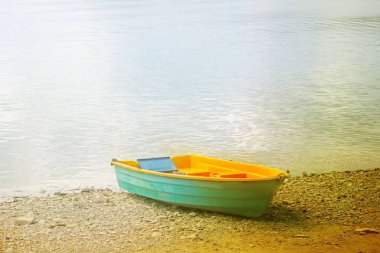 Kıyı navigasyon küçük tekne palamarla. Gölün kıyısında küçük bir teknede. Balıkçılık ve su üzerinde bekletin. Can kurtaran sandalı. Prestijli ve sağlıklı bir yaşam tarzı. Rekreasyon ve spor su.