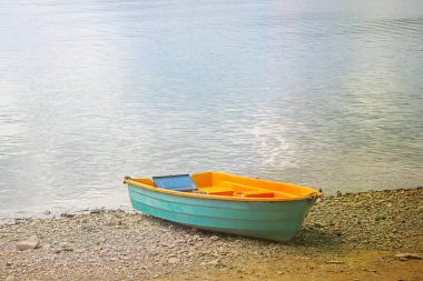 Kıyı navigasyon küçük tekne palamarla. Gölün kıyısında küçük bir teknede. Balıkçılık ve su üzerinde bekletin. Can kurtaran sandalı. Prestijli ve sağlıklı bir yaşam tarzı. Rekreasyon ve spor su.