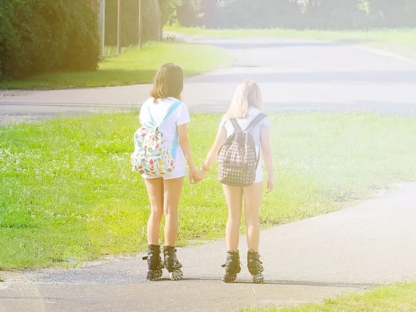 Yaslo Polonia Julio 2018 Dos Niñas Patinando Cogidas Mano Estilo —  Fotos de Stock