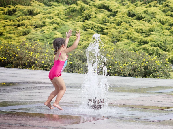 Rzeszow Poland July 2018 Girls Joyfully Runs Bathes City Fountain — Stock Photo, Image