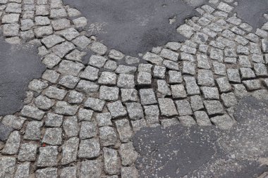 Şehrin tarihi merkezinde bir Granit kaldırım üzerinde korozyon eski asfalt koydu. Mimari anıtları imha. Tatsız tasarım peyzaj. Şımarık malzeme. Gri doku