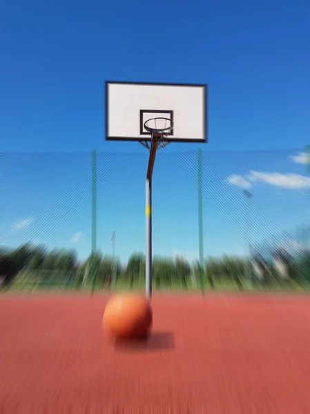 Uma Bola Basquete Fica Frente Anel Basquete Estádio Quadra Basquete — Fotografia de Stock