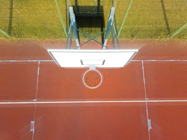 バスケット ボールのリングの上からの眺め 小学校の中庭にモダンなバスケット ボール裁判所 多機能の子供の遊び場 速度と吸引の幾何学的な視点でぼかし — ストック写真