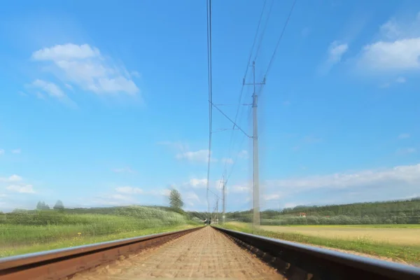 Eine Elektrifizierte Eisenbahnstrecke Zwischen Grünen Wiesen Und Weizenfeldern Schienenverkehrsinfrastruktur Sicherheit — Stockfoto