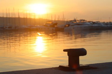 Marina Marina yat güneşli günde zemin karşı boş bir baba. Turuncu ışık. Sevdiklerinize eksikliği. Ayrılık ve ayrılık. Bir toplantı için bekliyor