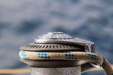 Dosya ve yaprak yaz deniz arka planı çekerek için bir vinç yelken yat. Bir Yelkenli Yat kıyafeti. Gemide insan emek kolaylaştırmak. Pratik bir Yatçılık okulda mar.