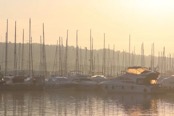 Středomořské Marina Lodí Motorových Jachet Paprscích Ranní Svítání Moře Turistické — Stock fotografie