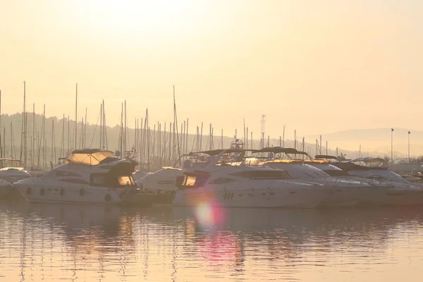 地中海码头与帆船和机动游艇在黎明的光芒 海上旅游业务 亚得里亚海地区的基础设施 在克罗地亚的租船业务 平静的浪漫气氛 — 图库照片