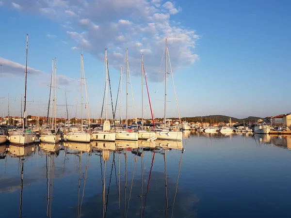 住宿地区克罗地亚 Jezera 的游艇码头全景 船停泊在一个安静的捕鱼镇的港口 在晴朗 晴朗的一天 旅游海运业务 海上休息 — 图库照片