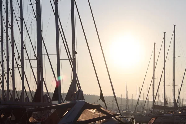 游艇停泊在码头的清晨 黎明时驶过停泊的帆船 海洋生物的生活方式 浪漫和极端的休息在水上 滨海住宿在克罗地亚 — 图库照片