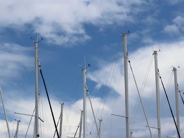 Masten Von Segelyachten Gegen Den Blauen Himmel Mit Weißen Wolken — Stockfoto