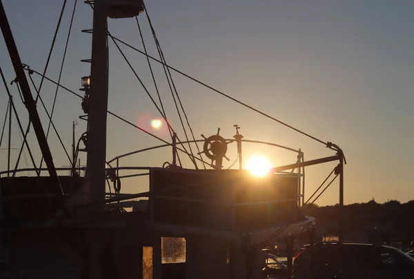 在码头停泊的渔船桥上的方向盘 地中海旅游城港口黄昏日落全景 — 图库照片