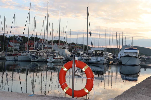 Oranžový Život Prsten Molu Chorvatské Marině Pozadí Plachetní Jachty Bezpečnost — Stock fotografie