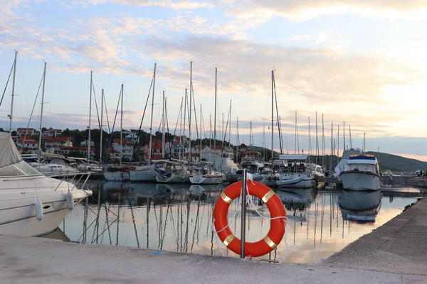 Oranžový Život Prsten Molu Chorvatské Marině Pozadí Plachetní Jachty Bezpečnost — Stock fotografie