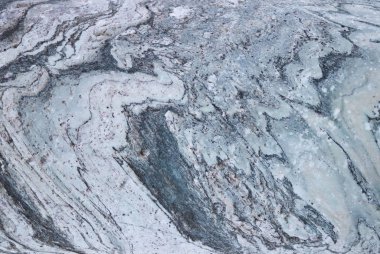 Plaka mermer siyah ve beyaz tonları yapılır. Yumuşak doku tasarım ve dekorasyon için. Doğal yapı malzemesi. Taşın üstünde doğal desenler. Zemin ve duvarlar için seramik plakalar.