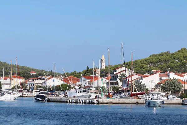 クロアチアのダルマチア地域のイエラの町のヨット マリーナのパノラマ 日当たりの良い クリアな日で静かな漁業の町の港に停泊する船 観光海洋ビジネス 海で残りの部分します — ストック写真