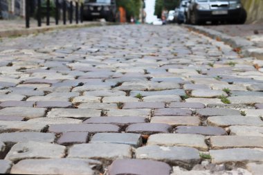 Perspektif içinde taş kaldırım. Sanatsal doku ve arka plan. Eski sokağın şehri Lviv Ukrayna unsuru. Doğal taş devrinin açık sokak tasarımı. Zor bir yol ile 