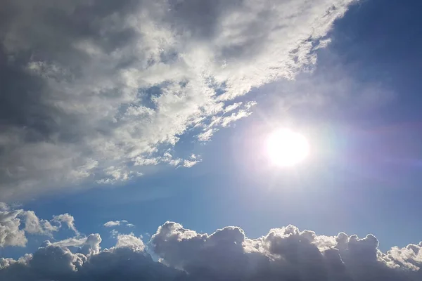 태양은 하늘의 뭉게구름 사이로 비춘다 예술가와 디자인을 상태의 자연계에서 액체의 — 스톡 사진