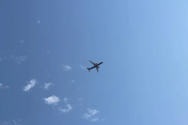 Passagerfly Flyver Højt Oppe Himlen Blandt Skyerne Luftforing Efterlader Spor - Stock-foto