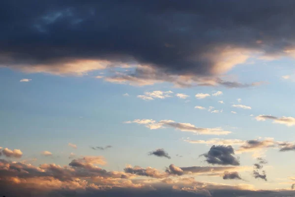 Cumulus Céu Noite Nos Raios Sol Poente Uma Atmosfera Romântica — Fotografia de Stock