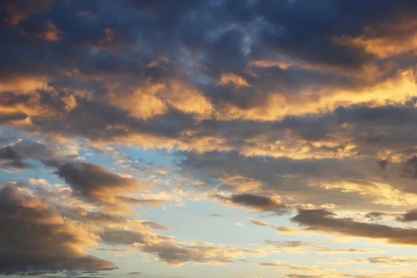 Cumulus Céu Noite Nos Raios Sol Poente Uma Atmosfera Romântica — Fotografia de Stock