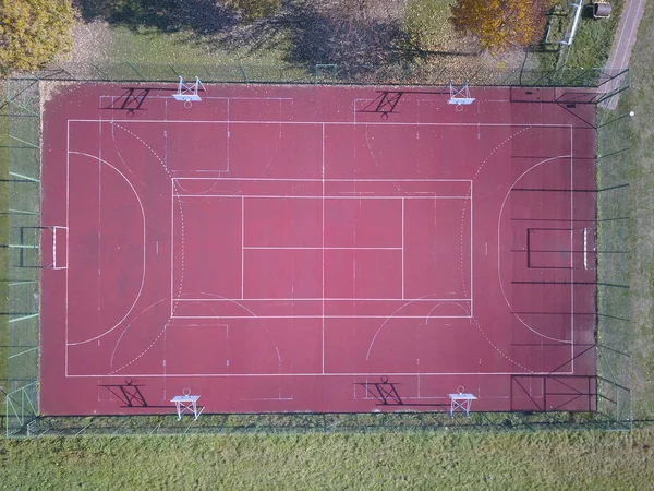 Moderne Basketbalveld Onder Blote Hemel Met Kunstmatige Rode Coating Locatie — Stockfoto