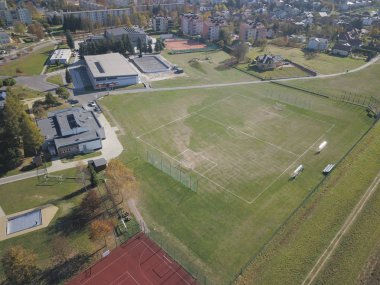 Yeşil yapay futbol sahası çim örtüsü Şehir Stadyumu ile işaretleme. Yarışmalar iletken ve spor etkinlikleri için yer. Peyzaj tasarımı bir spor. Drone veya uçak