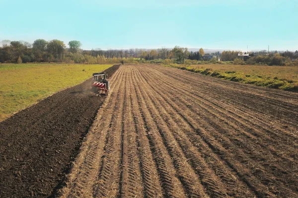 Seorang Petani Traktor Merah Dengan Seeder Menabur Biji Bijian Tanah — Stok Foto