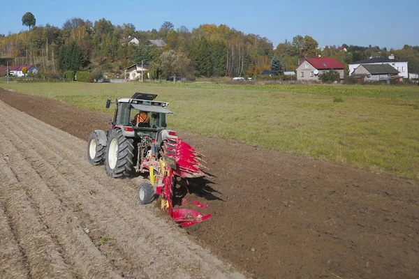 Agriculteur Sur Tracteur Rouge Avec Semeur Sème Grain Dans Des — Photo