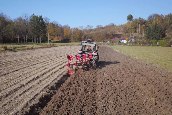 Agriculteur Sur Tracteur Rouge Avec Semeur Sème Grain Dans Des — Photo