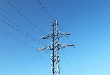 Yüksek gerilim elektrik ağının. Elektrik yüksek gerilim hattı üzerinden ulaşım. Teller ve kablolar ile metal kule. Ülke enerji temiz. Enerji güvenliği. Yükseklikte çalışıyorum. Matt eğitim