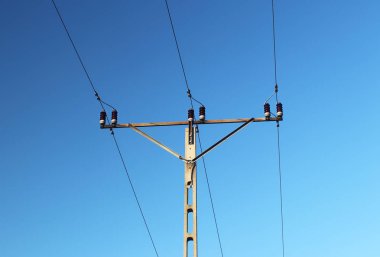 Yüksek gerilim elektrik ağının. Elektrik yüksek gerilim hattı üzerinden ulaşım. Teller ve kablolar ile metal kule. Ülke enerji temiz. Enerji güvenliği. Yükseklikte çalışıyorum. Matt eğitim