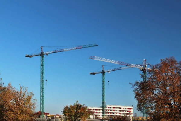 Korzystanie Wysokiej Wieży Ramki Metalowe Dźwigów Budownictwie Panorama Rozwoju Miasta — Zdjęcie stockowe