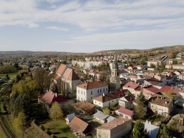 Strzyzow, Polonya - 9 9 2018: Eski kesiminde bir kuş uçuş küçük bir kasabada fotoğrafını. Hava fotoğrafçılığı dron veya quadrocopter tarafından. Turistik yerler Avrupa'nın tanıtımı. Bir ortaçağ şehir planlama.