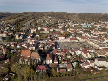 Strzyzow, Polonya - 9 9 2018: Eski kesiminde bir kuş uçuş küçük bir kasabada fotoğrafını. Hava fotoğrafçılığı dron veya quadrocopter tarafından. Turistik yerler Avrupa'nın tanıtımı. Bir ortaçağ şehir planlama.