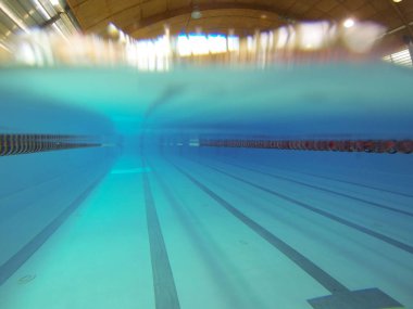 Kapalı 25 metre yüzme. Su altında görüntüleyin. Spor izlemek. Su sporları ve yarışmalar için mekan. Yapay rezervuar. Spor kompleksi arıtma su. Sıvı hava kabarcıkları.