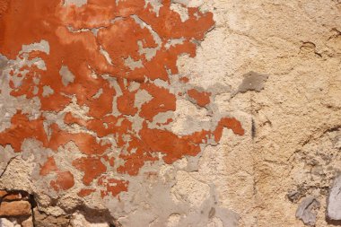 Arka duvardan düşen eski sıva ile kırmızı boya sıçramış. Yıkılan binalar. Dış yan yana çimento. Alçı mix. İnşaat, dekorasyon ve tasarım için doğal bileşenleri