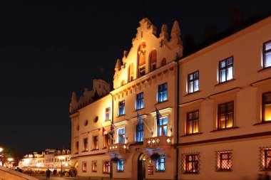 Rzeszow, Polonya - 10 9 2018: belediye tarafından fener ışığında akşam şehrin eski bölümü. Bölgenin turistik. Ortaçağ şehir merkezinde romantik yürüyüşler.